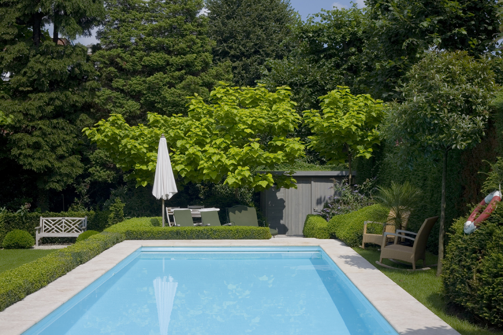 Sierlijke groene tuin met fris blauw zwembad in Wilrijk