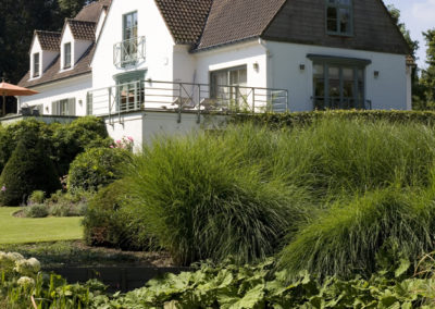 Heuvelige tuin met knus centraal zithoekje