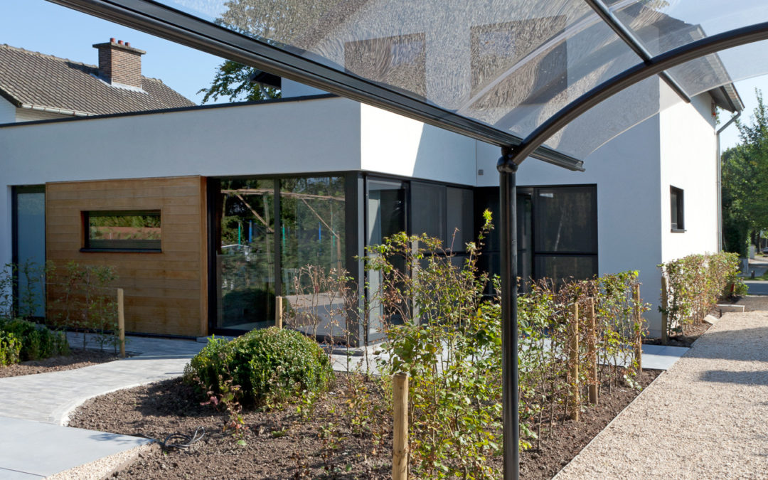 Moderne tuin met glaskoepel in Reet