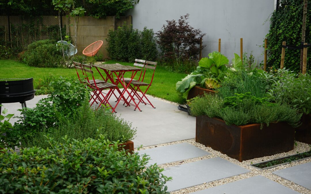 Gezellige moderne tuin in Edegem met stapstenen en cortenstaal planters