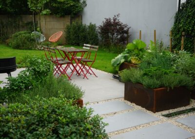 Gezellige moderne tuin in Edegem met stapstenen en cortenstaal planters