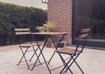 Gezellig Modern Terras met Ceramische Tegels te Schoten