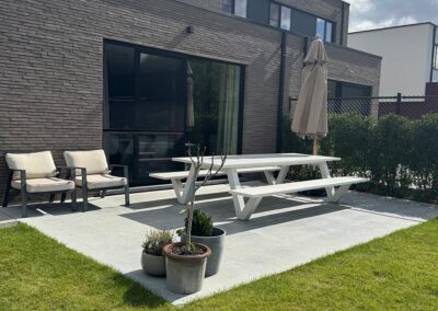 Moderne woning met terras in beton en moderne oprit met in-lite te Edegem