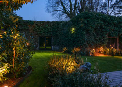 Moderne tuin in Edegem met terras in padouk en in-lite buitenverlichting