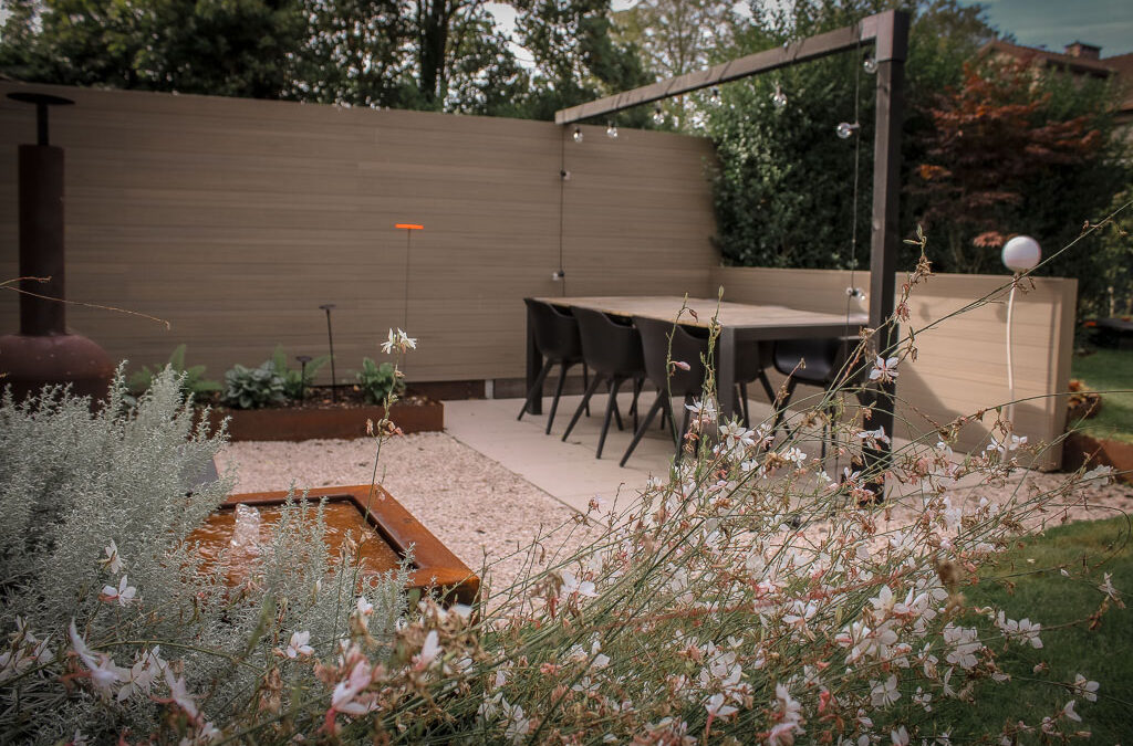 Moderne gezellige tuin in Wilrijk met polybeton terras en terras in ceramische tegels