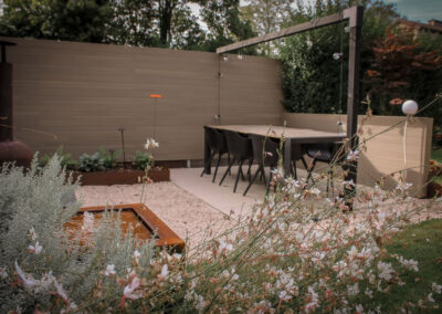 Moderne gezellige tuin in Wilrijk met polybeton terras en terras in ceramische tegels